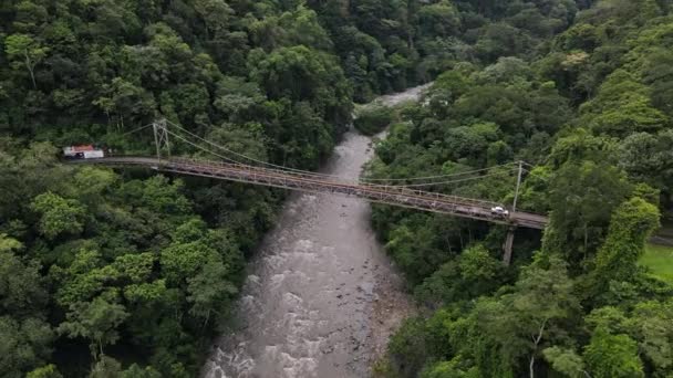 Několik Aut Projíždějících Puente Peas Blancas Dron Obíhající Kolem Starého — Stock video