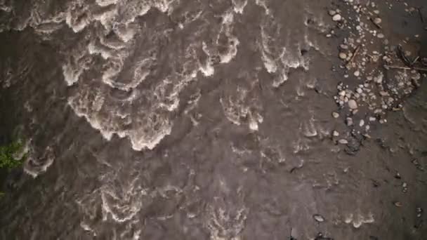 Blick Von Oben Auf Das Schnell Fließende Braune Wasser Der — Stockvideo