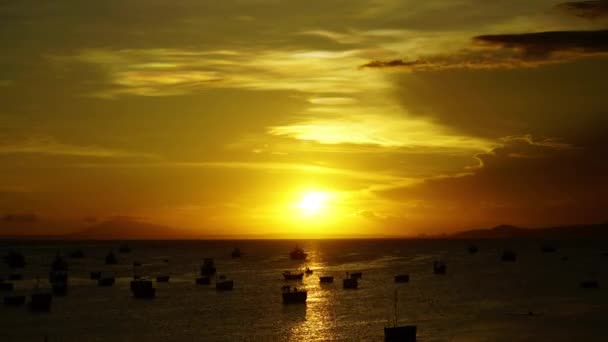 戏剧性的云雾般的金色落日 海洋的倒影 越南渔船漂浮 — 图库视频影像