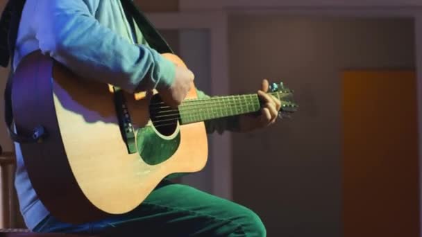 Gitara Grana Energicznie Przez Człowieka Średni Strzał Bliska — Wideo stockowe