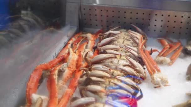 Verschiedene Arten Von Krabben Füllen Fischhändler Fischmarkt Vitrine — Stockvideo