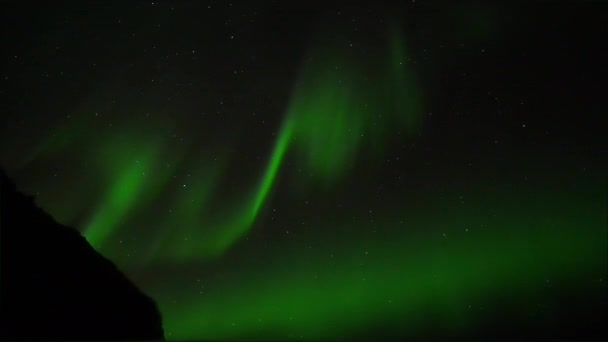 Panning Shot Verde Luci Polari Sul Cielo Scuro Con Stelle — Video Stock