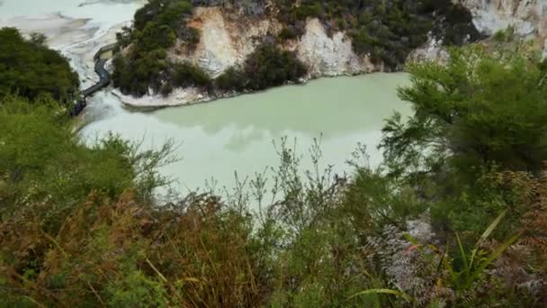 新西兰威澳塔普火山大火山口内的绿湖自上而下拍摄 — 图库视频影像