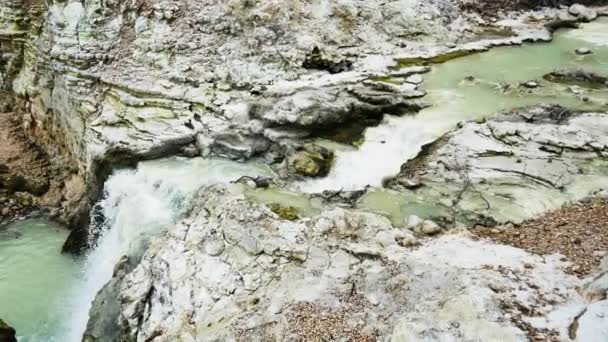 Vista Panorámica Cascada Del Lago Ngakoro Wai Tapu Durante Luz — Vídeos de Stock