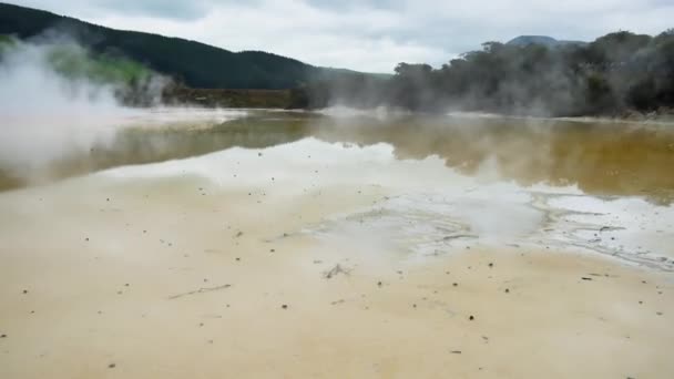 Hydrothermalbereich Mit Siedendem Gelb Gefärbtem Wasser Der Seegrünen Berge Hintergrund — Stockvideo