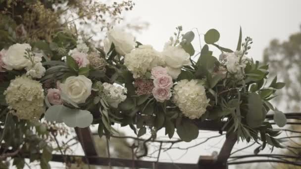 婚礼花卉装饰的细节 由粉红色和白色的玫瑰 树叶和柳条组成 装在钢制的凉棚上 — 图库视频影像