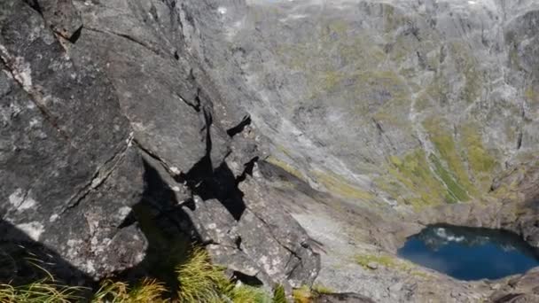 夏のゲルトルードサドルハイキング中に谷の巨大な山脈と自然の隠された湖のパンニングショット ニュージーランド — ストック動画