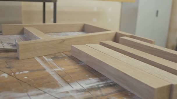 Bílý dub na míru nábytek montáž dřeva na pracovním stole