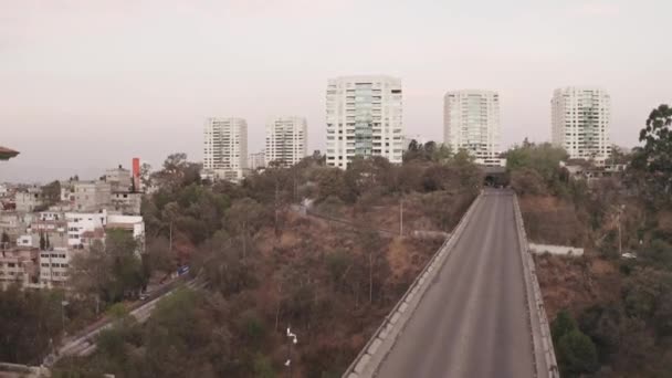 Aérea Estabelecimento Tiro Voando Sobre Enramada Cidade Dia — Vídeo de Stock