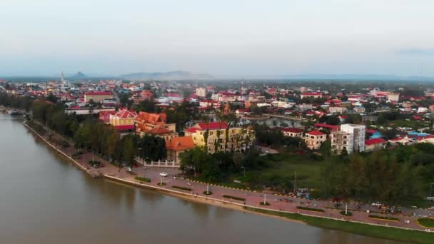 Προς Πίσω Flying Revealing Drone Shot Εμφάνιση Kampot Town Πόλη — Αρχείο Βίντεο