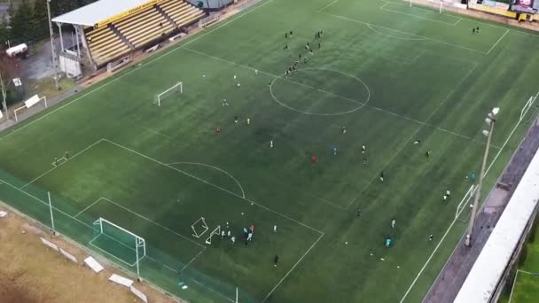空中足球的风景 在足球场进行团队训练 球员在足球场 足球空中景观 空中拍摄的足球在白天 — 图库视频影像