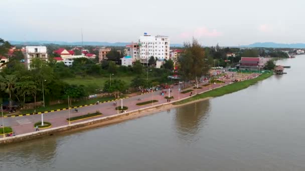 Visszafelé Repülő Drón Lövés Mutatja Kampot Város Város Folyó Naplementekor — Stock videók