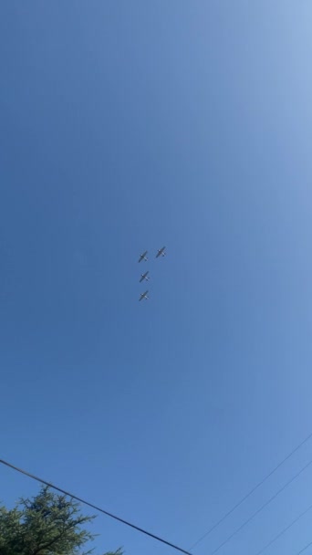 Samoloty Latające Formacji Nad Domem — Wideo stockowe
