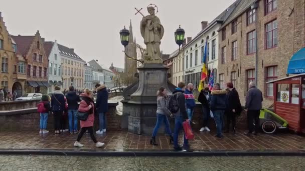 Statue Des Heiligen Johannes Nepomucenus Auf Der Nepomucenus Brücke Brügge — Stockvideo