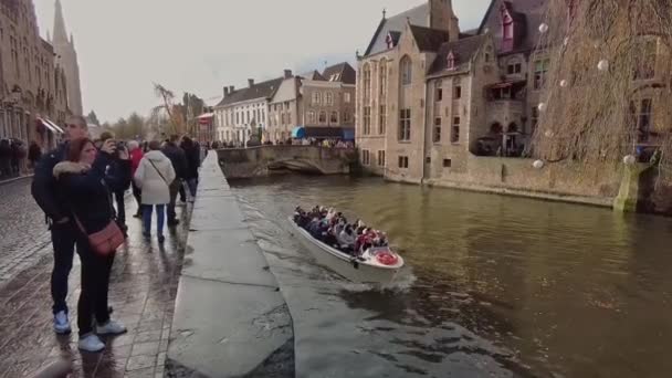 乘船穿越布鲁日运河的游客 — 图库视频影像