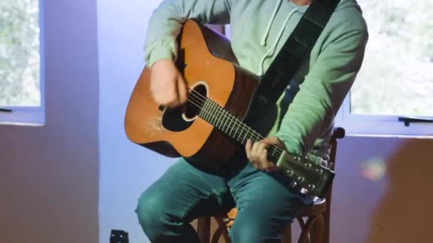 Die Gitarre Wird Energisch Von Menschen Gespielt Mittlere Nahaufnahme — Stockvideo
