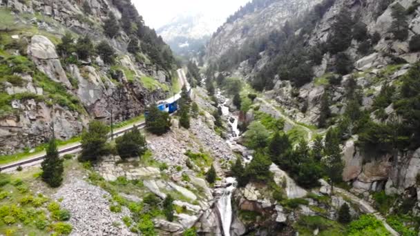 Aérien Chemin Fer Crémaillère Longeant Une Cascade — Video