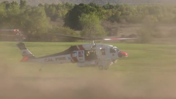 Brandhelikopter Över Flygfältet — Stockvideo