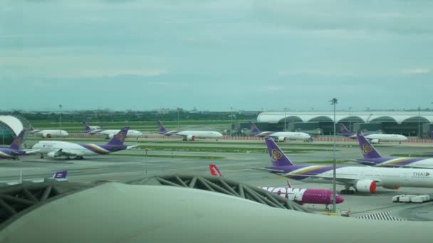 Uitzicht Vele Thai Airways Vliegtuig Parkeren Suvanabhumi Luchthaven Terwijl Covid — Stockvideo