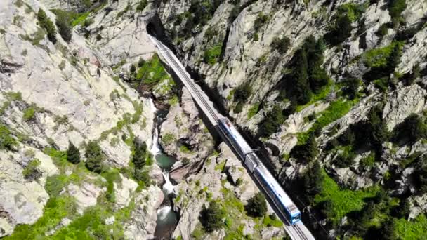 Aerea Ferrovia Cremagliera Che Corre Lungo Una Verde Valle Primavera — Video Stock