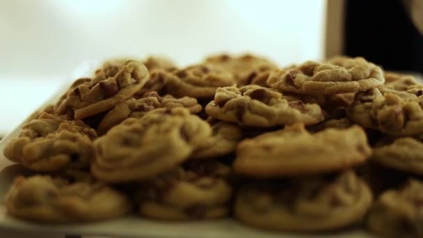 Bord Vol Met Chocolade Chip Butter Cookies Close Schot — Stockvideo