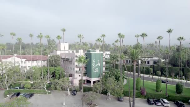 大雾天气下的贝弗利山酒店 棕榈和前门标志的无人机广角图 — 图库视频影像