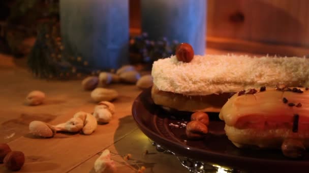 在一个盘子里的美味的Eclairs 甜甜的糕点扁平概念 滑块射击 — 图库视频影像