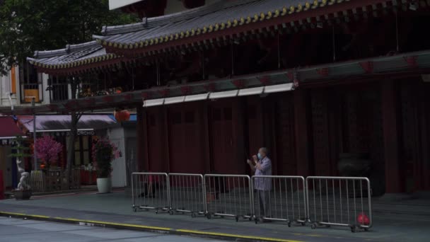 Homem Chinês Orando Fora Templo Relíquia Dente Buda Cingapura — Vídeo de Stock