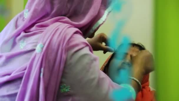Незвичайна Автентична Сцена Старої Жінки Чистить Обличчя Брови Доглядають Індійською — стокове відео