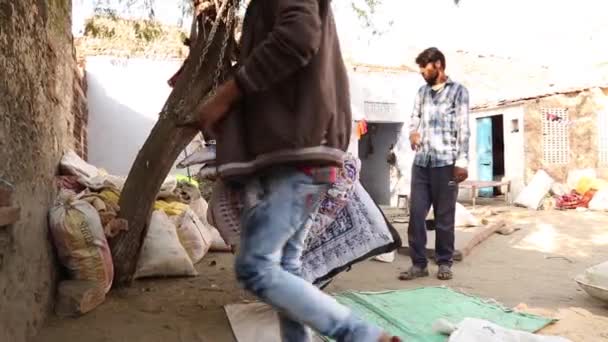 Hindistan Kırsal Kesimindeki Rajasthan Pazarında Satıcı Alıcıyla Geleneksel Tartmalı Battaniyeler — Stok video