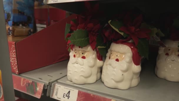 Poinsettia Floral Arrangement Ceramic Santa Pots Displayed Shelf Продаж Різдвяних — стокове відео