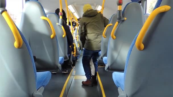 Zadní Pohled Autobus Mužem Vystupujícím Autobusu Lidmi Používajícími Veřejnou Dopravu — Stock video