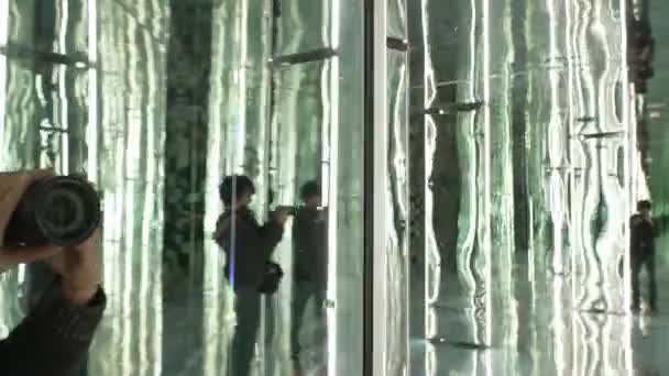 Visitor Filming Large Art Installation Large Moving Mirrors Dalam Bahasa — Stok Video