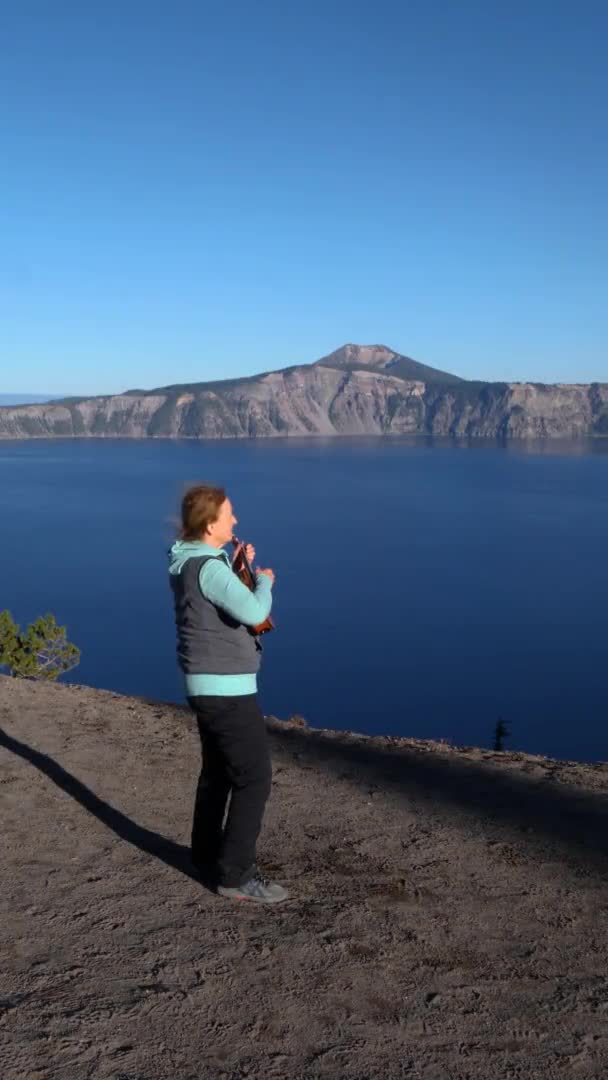 Mulher Toca Seu Ukulele Topo Parque Nacional Crater Lake Nos — Vídeo de Stock