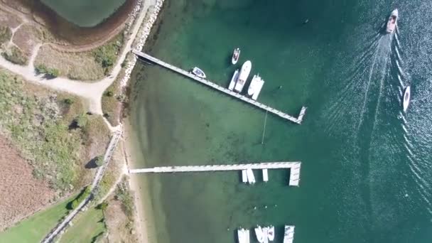 在爱德加顿海港和灯塔海滩附近的码头上航行的船只的空中视图 — 图库视频影像