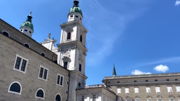 Panning Shot Van Oude Kerk Marktplein Fontein Monument Salzburg City — Stockvideo