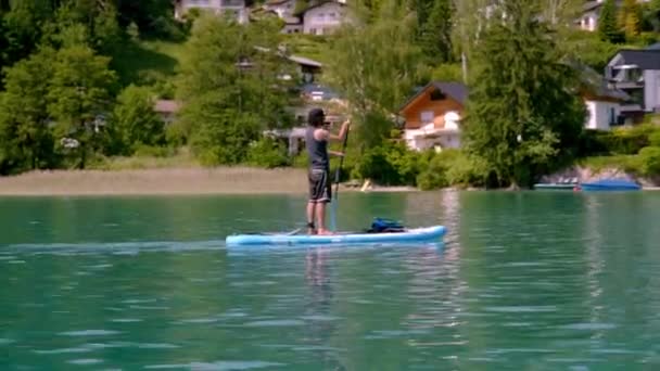 Shot Person Paddle Board Cruising Austrian Lake Sunny Summer Day — Stock Video