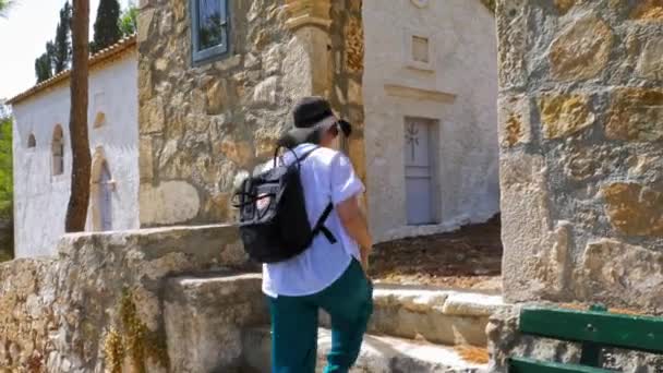 Turista Femminile Che Esplora Villaggio Asos Nell Isola Cefalonia Grecia — Video Stock
