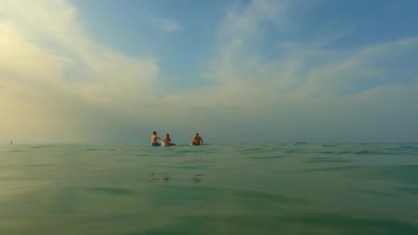 Grupo Amigos Divierten Sentados Sup Remar Sobre Superficie Del Agua — Vídeo de stock