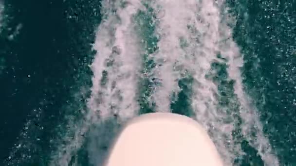 Neobvyklé Jedinečné High Úhel Pov Motoru Motorový Člun Opouští Moře — Stock video