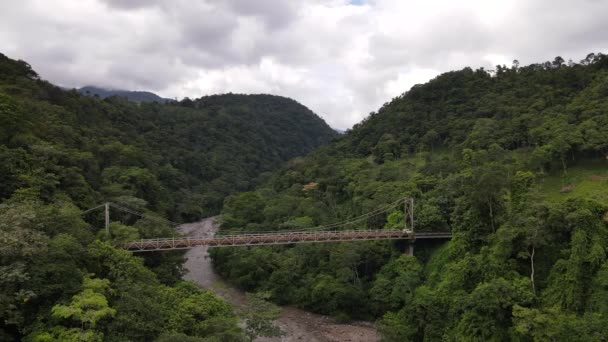Rekaman Udara Dari Puente Rio Penas Blancas Selama Musim Hijau — Stok Video