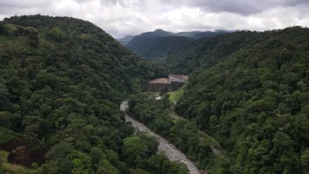 在多云的日子里 中美洲丛林峡谷的4K个航拍镜头 无人机接近为当地家庭生产可持续能源的大坝 背景中的火山和山脉 — 图库视频影像