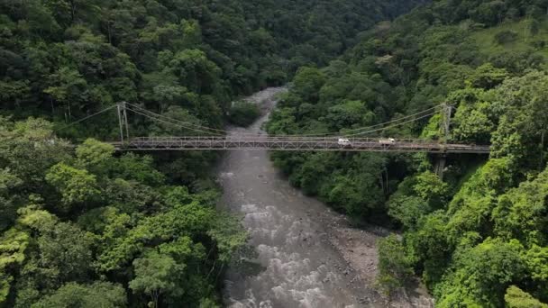 Caminhões Vans Que Cruzam Velha Ponte Aço Selva América Sul — Vídeo de Stock