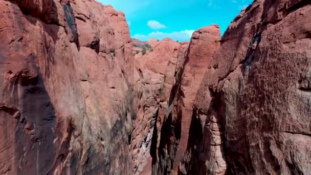 バックスキンガルチスロットキャニオンユタ州 深いスロットキャニオン内の空中ビュー 赤い岩 砂の平原 乾燥した熱い砂漠の荒野 — ストック動画