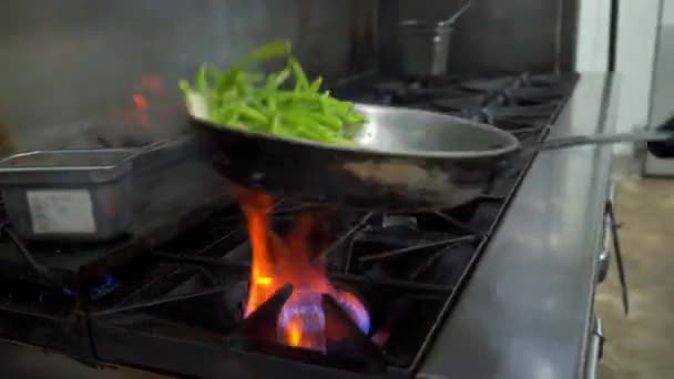 Chef Gooit Groene Bonen Vuur Vlammen Branden Van Kachel Pan — Stockvideo