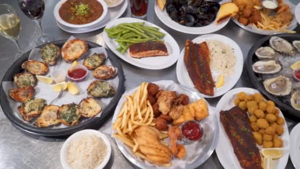 Vista Olhos Pássaros Mesa Restaurante Cheia Vários Pratos Frutos Mar — Vídeo de Stock