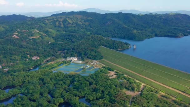 多米尼加共和国Hatillo大坝及其周围农村景观独特的空中全景 — 图库视频影像