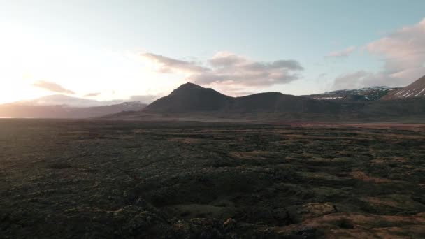 Pomalý Letecký Sestup Směrem Drsné Sopečné Krajině Islandu — Stock video