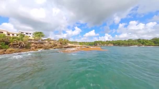 Dron Acrobático Volando Baja Altitud Sobre Costa Boca Yuma República — Vídeo de stock