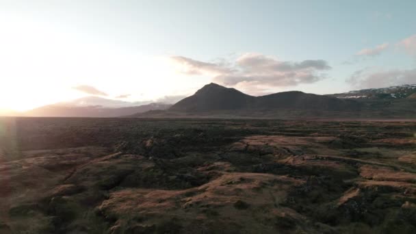 Låg Viadukt Ovanför Oländigt Vulkaniskt Island Landskap Vid Solnedgången — Stockvideo